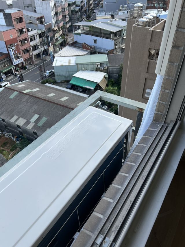 冷氣外機管線包覆整齊、洩水坡度正確