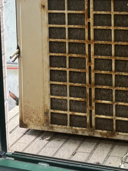 施工前：使用多年的舊室外機，散熱鰭片與外殼明顯鏽蝕