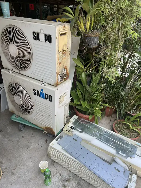 拆下的聲寶舊室外機與舊室內機，集中待回收