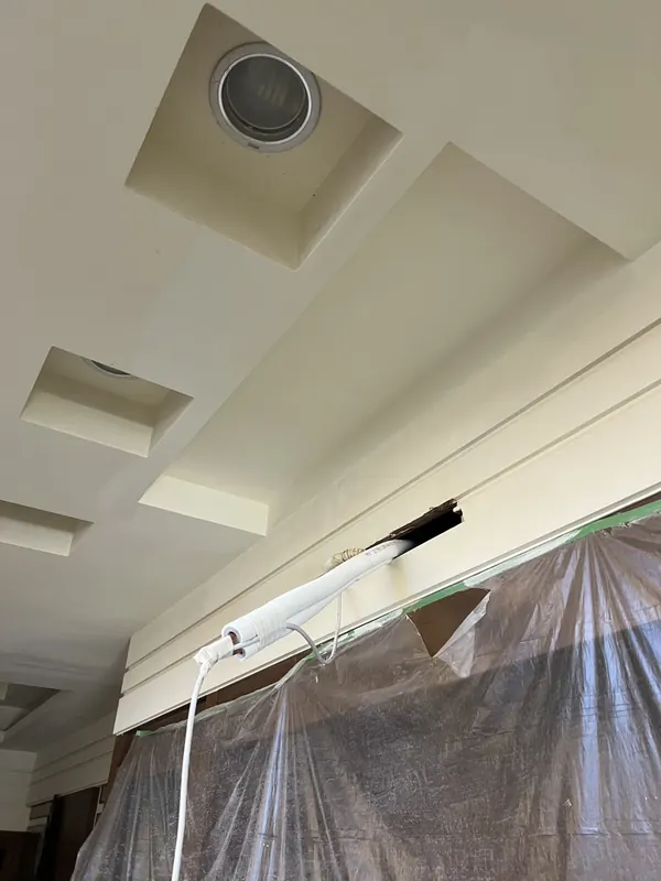 新冷媒管以保溫材包覆後穿入牆面開口