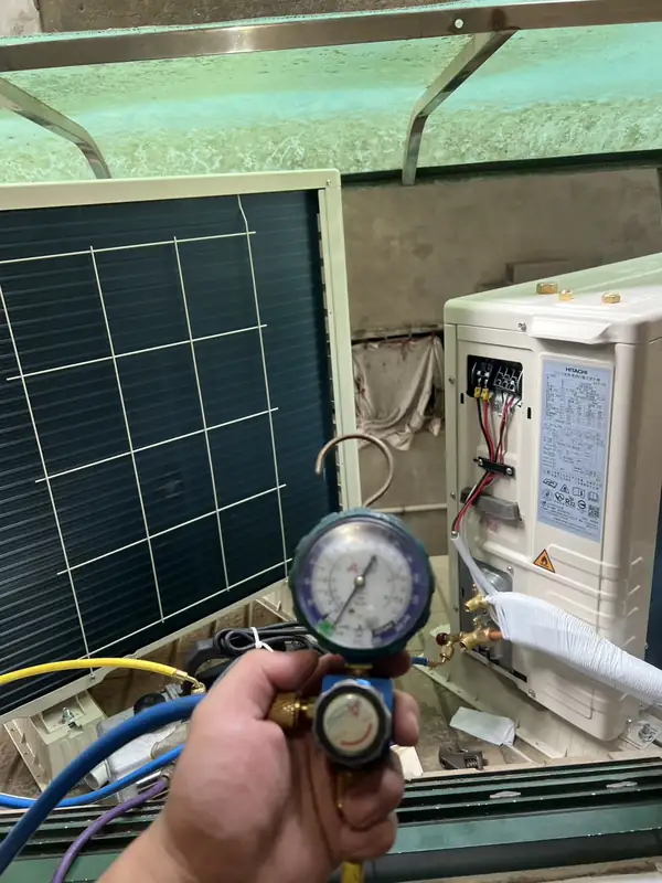 接管完成後以壓力錶檢查冷媒系統