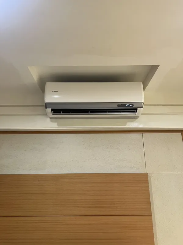 完工：日立壁掛室內機裝在天花板下的造型凹槽內，與裝潢線條對齊