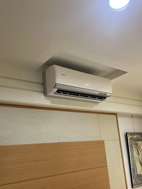 完工：客廳電視牆上方的壁掛室內機