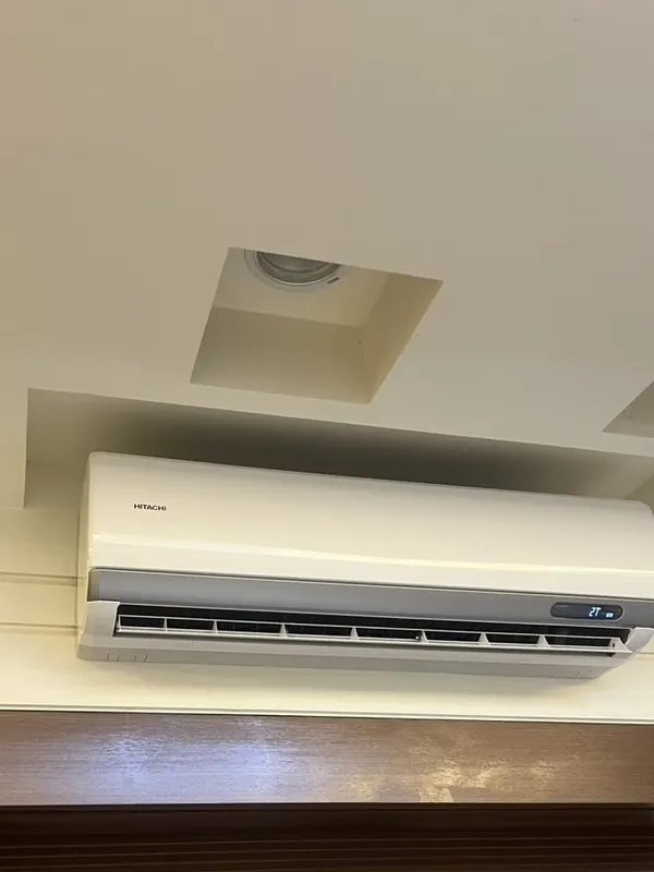 完工：室內機位於嵌燈造型天花板下方，管線完全不外露