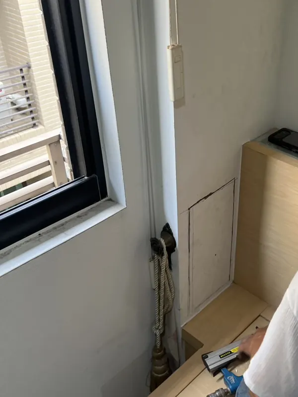 施工中：牆面檢修口以板材封回