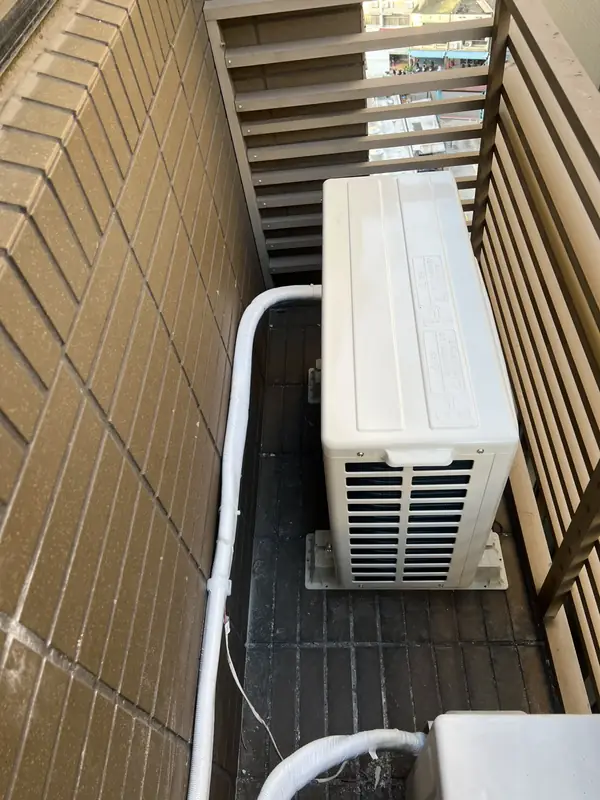 陽台室外機定位，管線以白色保溫管沿牆收整