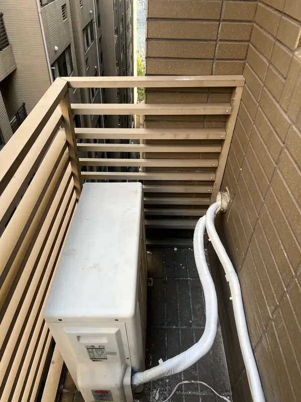 室外機端冷媒管自牆面穿出，保溫材全段包覆