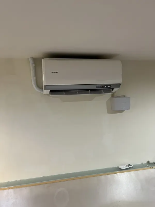完工：改裝後的日立壁掛式室內機，左側管線收進線槽