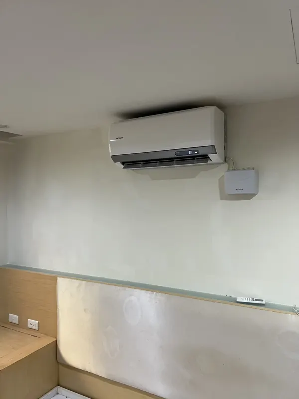 完工：臥室床頭上方的壁掛室內機全景