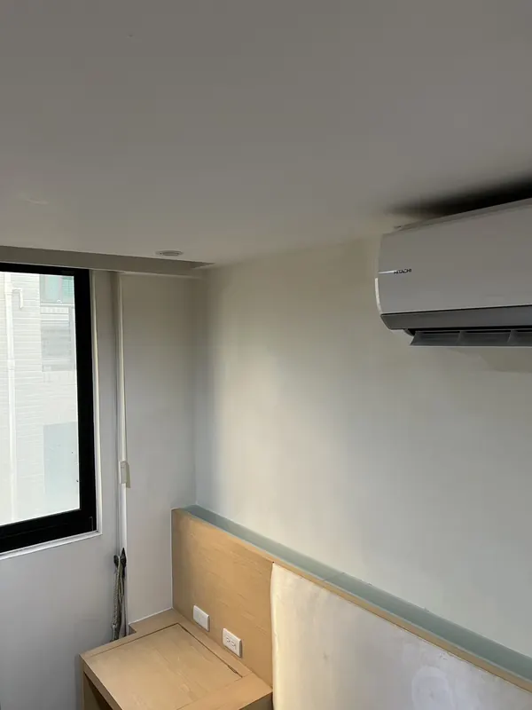 完工：從窗邊看整個房間，壁掛機與牆面已恢復整潔